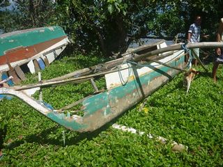 BOGOの漁村壊れたボート.JPG
