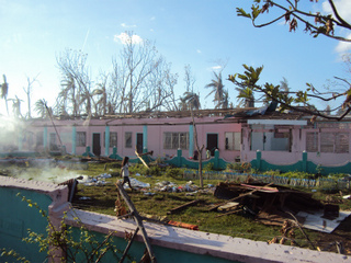 Daanbantayanの小学校も被害を受けた.jpg