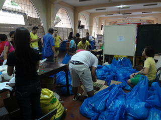 教会で支援物資を袋詰めするボランティアたち.jpg